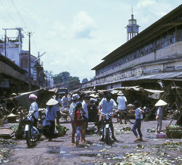 Public market, Phu Cuong City