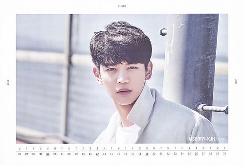 Prince Ming in June and November 😄😍  #SHINee #샤이니 #Minho #민호 #ChoiMinho #최민호 #Ming #밍 #FlamingCharismaMinho #HappyMinhoDay #SHINeeWORLD #샤이니월드 #SHAWOL #샤월 #OnKeyShipper 🐸😂😘  Pict cr: #IMSORRYKJH ✨🔥 | by cbiebzgirl@ymail.com