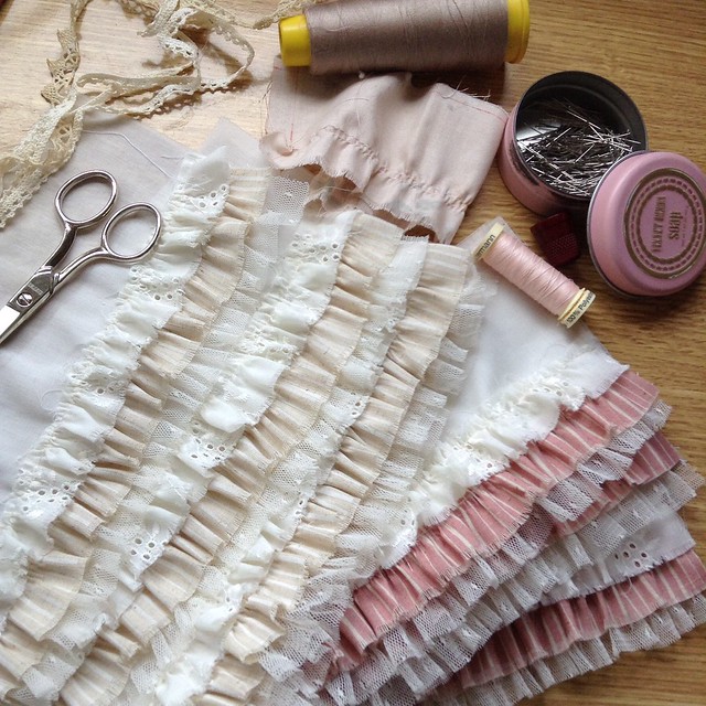 Lovely sight, what this could be! ~ ☺️✂️ #doll #sewing #bjd #dollclothes #handmade #ateliermomoni