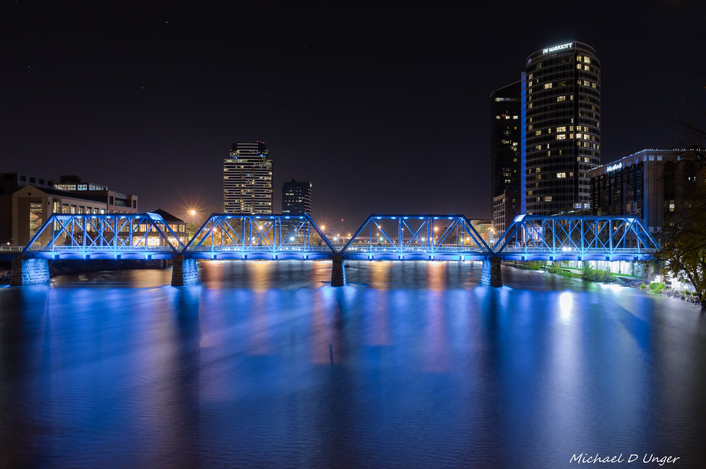 Night posting. Синий мост ночью. Гранд-Рапидс, шт. Мичиган. Красивые фото синего моста. Съемка синие мосты.