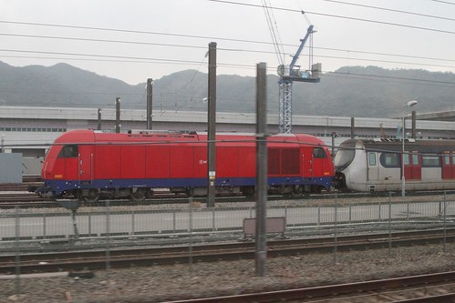 MTR diesel #8005 (Siemens “Eurorunner” model ER20) coupled to a SP1900 EMU at Pat Heung Depot