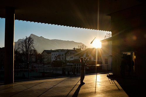 streetphotography x100t fujifilm sunstar shadows schatten salzburg unipark nonntal untersberg sunset silhouette artist performance urban backlight