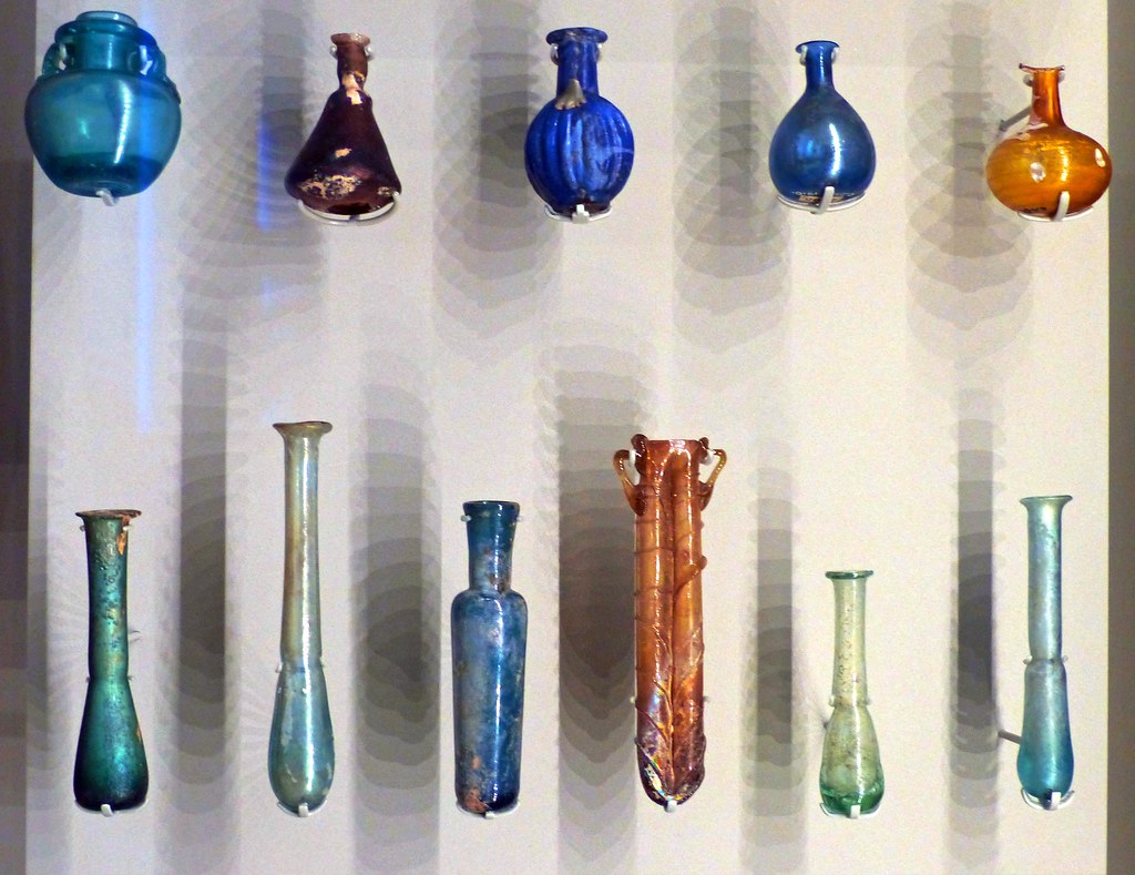 Envases de vidrio soplado romano para fragancias.
