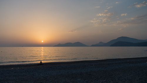Sunset by kh1234567890, SMC Pentax DA 18-55mm f3.5-5.6 AL WR

This serene photograph captures a tranquil beach scene at suns
