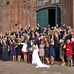Hochzeitskuss für die Kamera bejubelt von den Hochzeitsgästen vor dem Haupteingang der Bernharduskirche.