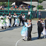 Die Tanzgruppe bei dem Kulturprogramm anlässlich der 250. Geburtstagsfeier seit der Dorfgründung am 30. August auf dem Sportplatz der Schule.