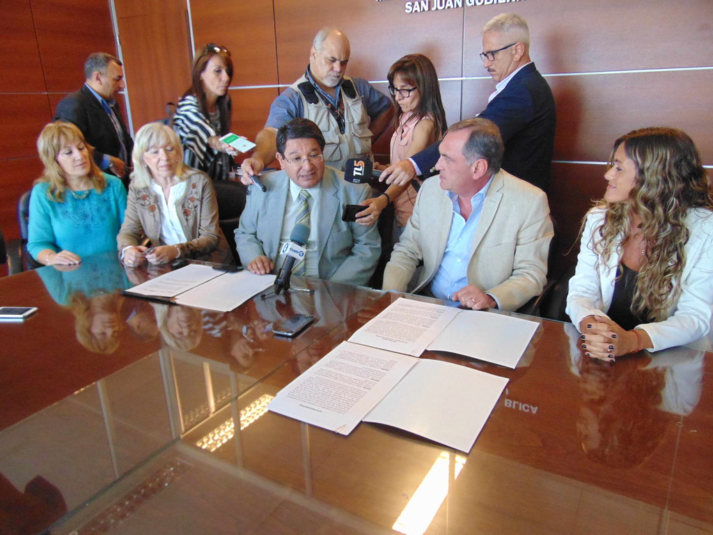 Firma de Convenio entre Salud y Educación para la Prevención y ...