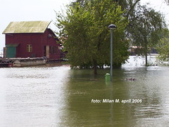 Stogodišnje vode (poplave), april 2006 god. Beograd - Novi Beograd, Savski kej, blok 45. Floods, april 2006, Belgrade - New Belgrade, Savski kej, block 45.