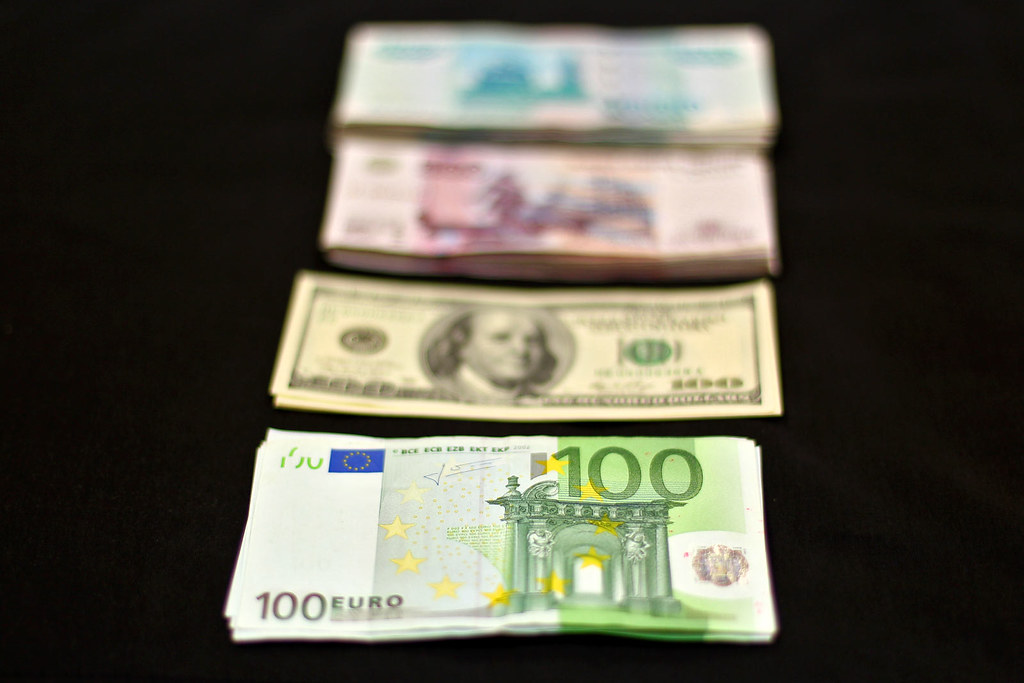Доллар и евро цена. Доллар и евро. Доллар евро рубль. Фото долларов и евро. Доллары в рубли.