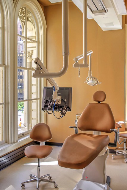 Inside the Iron Block Building / Dental clinic
