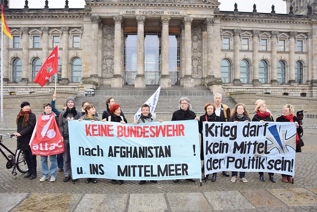 17.12.15: Protest vor dem Bundestag: Auslandseinsätze der Bundeswehr beenden! Keine Militarisierung der Außenpolitik!