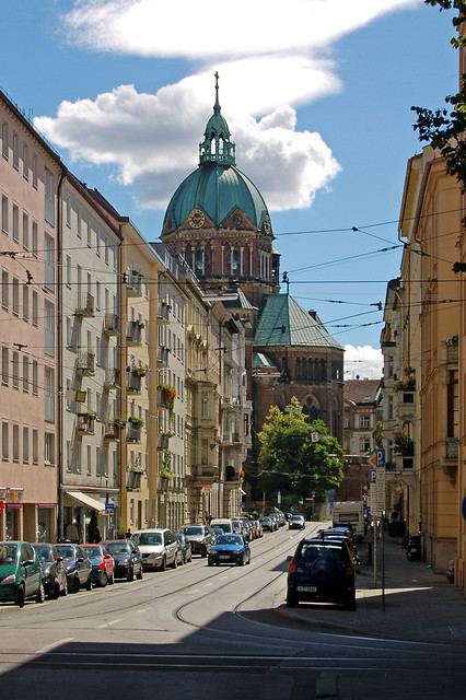 Münchener Straßenszene - im Hintergrund die Kirche Sankt Lukas