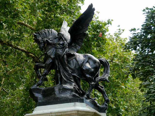 Victoria Memorial Statue