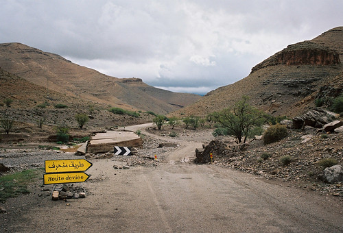 minoltasrt101 mdwrokkor35mm28 film kodak portra160 morocco road roadtrip river damages destroyed oued