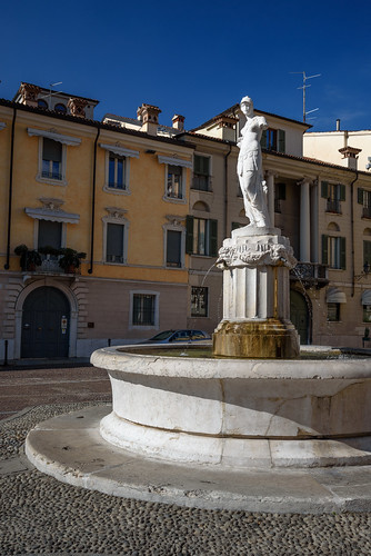 Brescia - Piazza Duomo - Fontana della Minerva