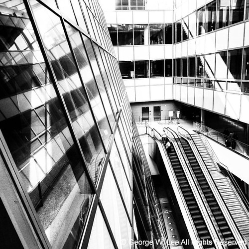 #lax #tombradley #losangeles #losangelesinternationalairport #blackandwhite #bw #escalators #glass #windows #glasswindows #ivoryfilm @cntraveler @natgeotravel @travelandleisure @traveltodaytv @tripadvisor @nycfoodandtravel @bbc_travel | by gwlee1
