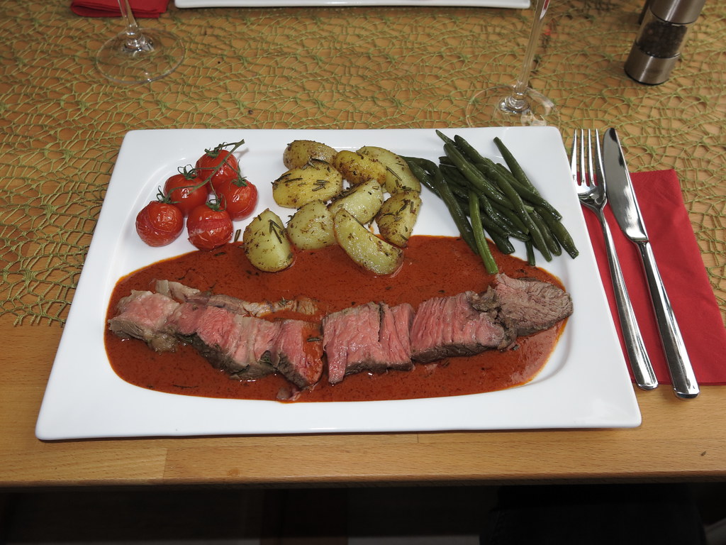 Scheibe des Tomahawk Steaks auf Rotwein-Tomatensoße zu Ros… | Flickr