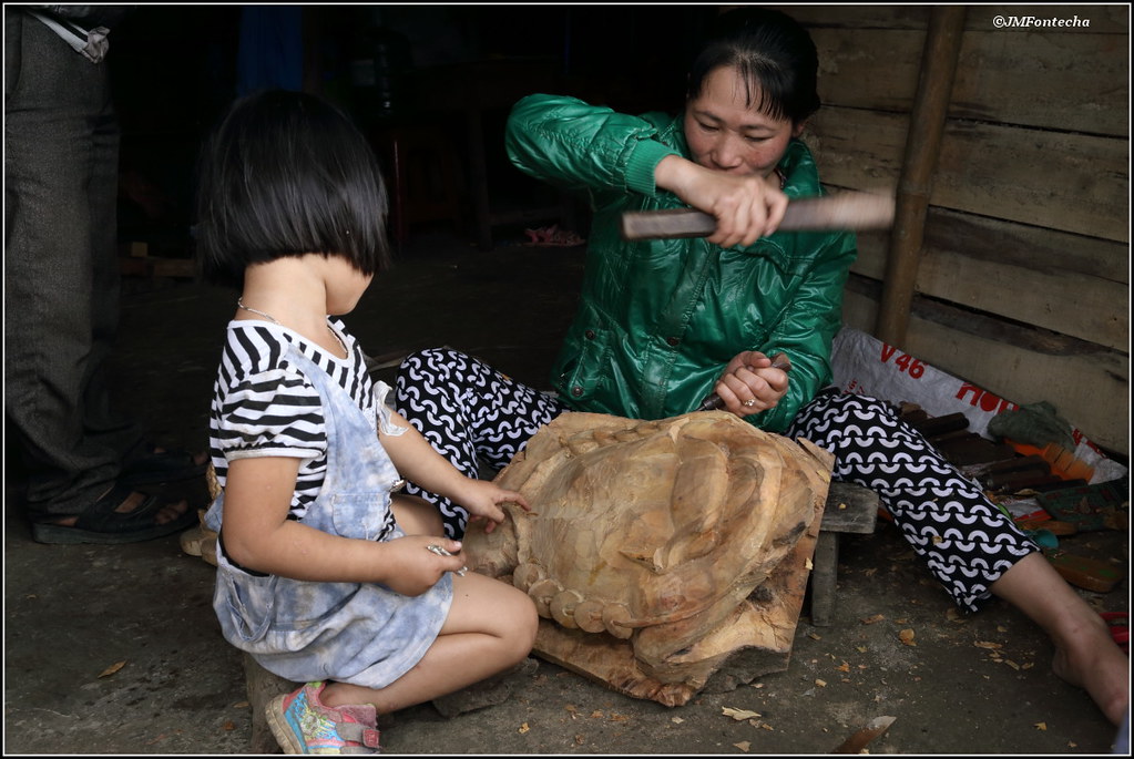 JMF272101- SaPa (Vietnam) - Mujer tallando madera