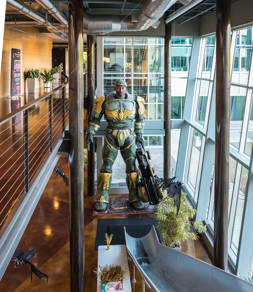 View on the statue. Epic Games HQ, Cary - Sergiy Galyonkin - Flickr