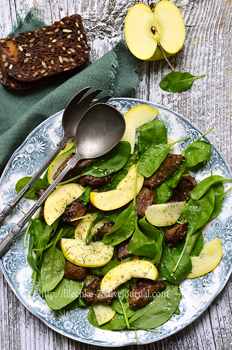 Baby spinach salad with beef liver and apple.