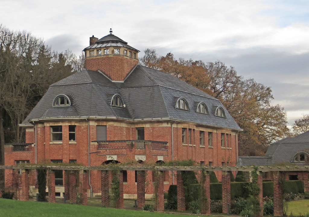 Gera的别墅Schulenburg, 1913-1914, v. d. Velde:一个大庄园，深色屋顶和中等砖壁。