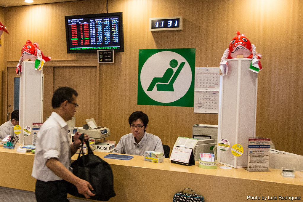 Reserva de asientos en una oficina de billetes (Midori no madoguchi)
