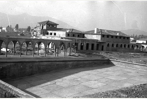 en construcción la piscina del estadio español de Santiago, Chile  1946