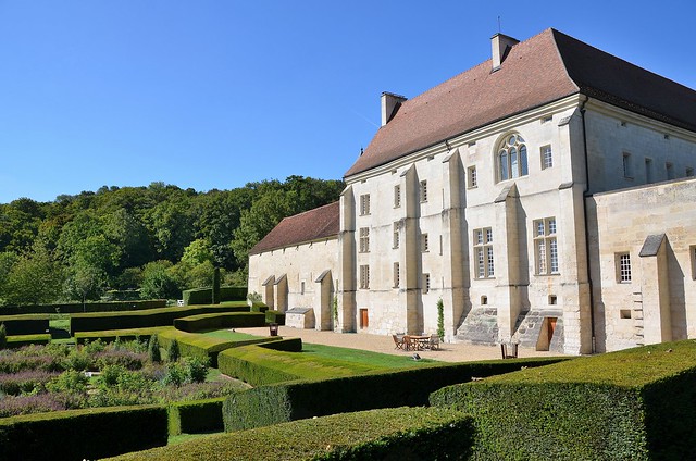 Haramont (Aisne) - Prieuré de Longpré - Jardin de la Prieure et façade sud du grand logis.