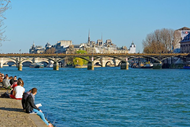 Paris / Pont des Arts : Sit and watch