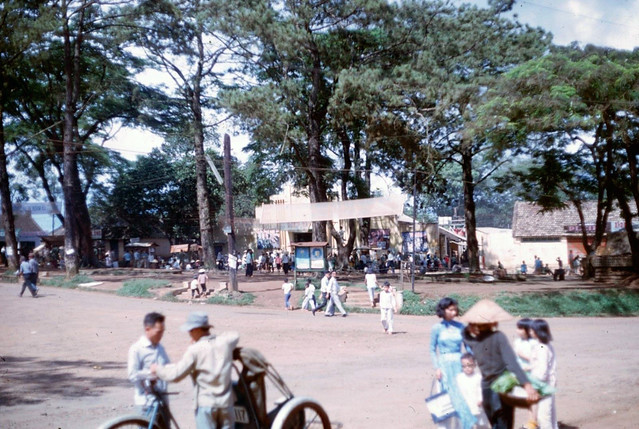PLEIKU 1966-67 - Ở giữa hình sau hàng cây là Rạp Diệp Kính trên đường Lê Lợi