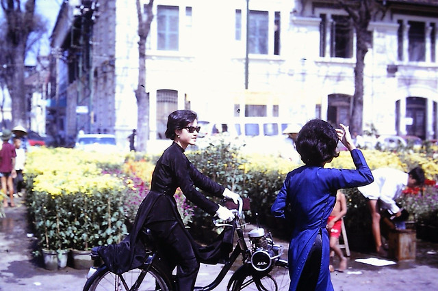 Saigon Feb 1967 - Chợ hoa Tết Đinh Mùi - Tòa nhà góc Nguyễn Huệ-Ngô Đức Kế - Vélo Solex