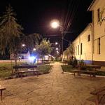 Am Abend auf der Hauptstrasse vor dem Kulturheim