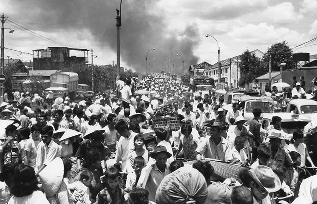 SAIGON 1968 - Tổng tấn công Tết Mậu Thân đợt 2 - Dân chúng lũ lượt qua cầu Chữ Y bỏ đi khỏi nơi đang diễn ra giao tranh ác liệt giữa VC và binh sĩ Nam VN.