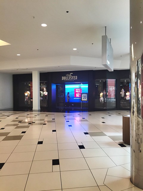 #throwback I used to work at a Hollister and actually it was a blast!!  Still wear it occasionally to this day.  This is Hollister in Novi, MI.  The new entrances are so dope!  #hollister #california #mall #novi #michigan #twelveoaksmall #style #socal