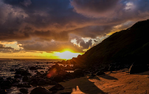 kauai hawaii larsensbeach kauainorthshore sunrise rockybeach beach ocean clouds sky silhouette