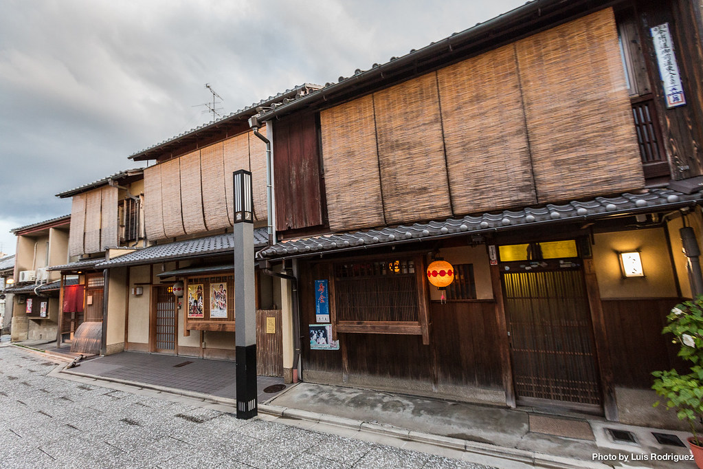Calles de Kamishichiken y farolillos con el blasón