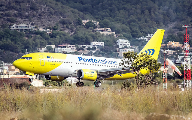 B 737-3Y0 (QC) -- Mistral Air  ( aterrizando en Ibiza )
