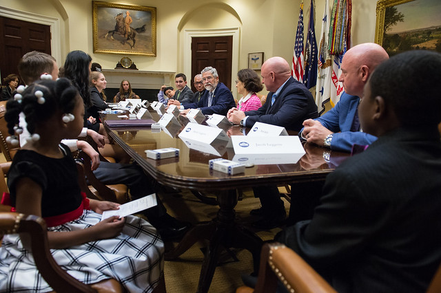 White House Hosts Kid Science Advisors Meeting (NHQ201610210013)