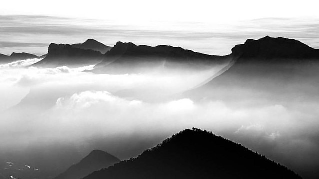 Sky low, live high #landscapes #randonnee #hiking #rhonealpes #chamechaude #mountains #therawcode #Broforce #france #fujixfrance #fujifilm #mirrorless #xt1 #blackandwhite #mountains #seaofclouds #clouds #montagnes #burger #sunset