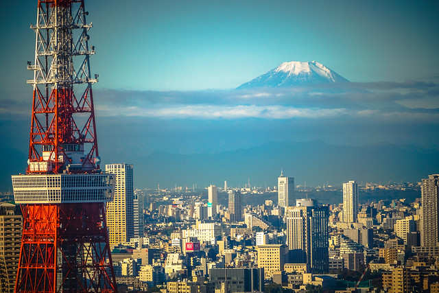 Snow Capped Mount Fuji (雪化粧の富士山) with Tokyo Tower