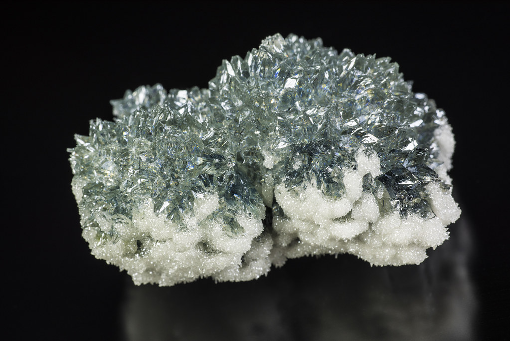 Minerals zinc. Кристал Кастлз. Кристаллы цинка. Оксид цинка минерал. Оксид цинка Кристаллы.