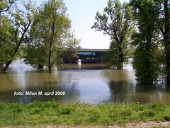 Stogodišnje vode (poplave), april 2006 god. Beograd - Novi Beograd, Savski kej, blok 44. Floods, april 2006, Belgrade - New Belgrade, Savski kej, block 44.