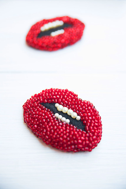Beads lips brooch - 