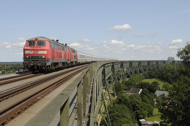 DB 218 319 -344 passieren der Eisenbahn Hochbrücke Hochdonn - Nord-Ostsee-Kanal
