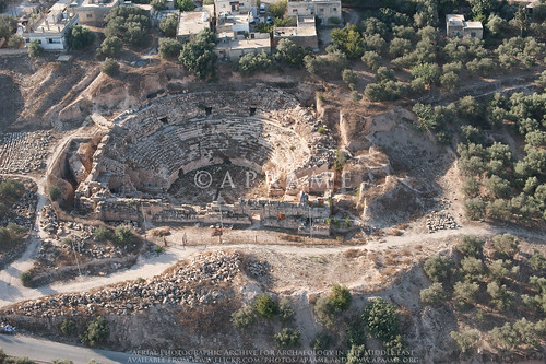 archaeology ancienthistory theatre middleeast airphoto aerialphotography aerialarchaeology beitras capitolias jadis2322001 megaj2760 pleiades:depicts=678224