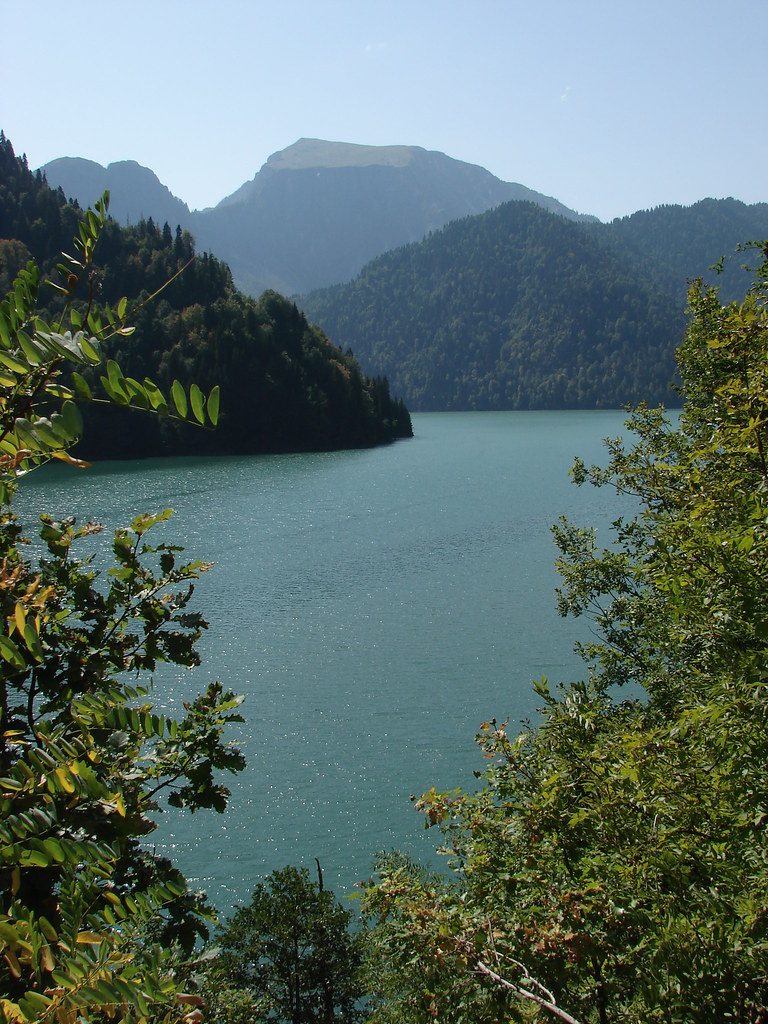 Озеро рица высота. Озеро Рица Абхазия. Озеро большая Рица Абхазия. Рицинский заповедник Абхазия. Рицца Абхазия озеро Рица.