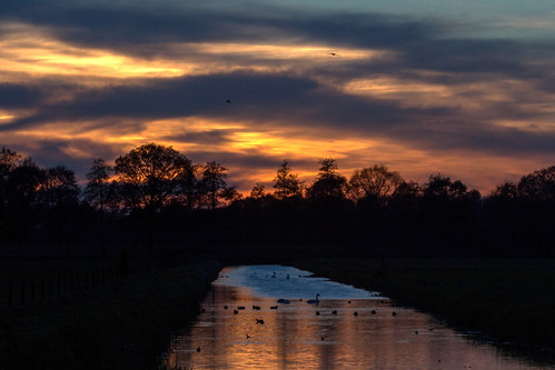 Lightpainting by Theo Bauhuis, Een vrij saaie beek die door moeder natuur wordt omgetoverd tot een prachtig tafereel / Just a dull 