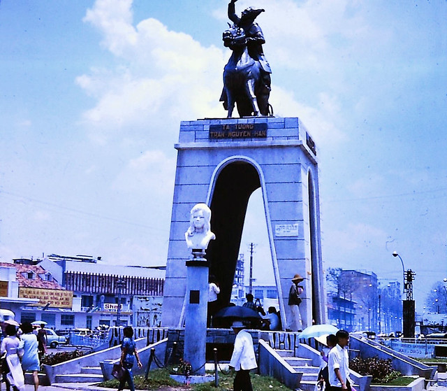 SAIGON 1968 - Bùng binh Chợ Bến Thành - Tượng đài Trần Nguyên Hãn