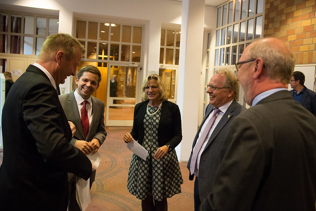 Bürgermeister Arno Nelles begrüßt Ralf Jäger im Würselener Rathaus