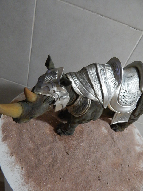bolo esculpido rinoceronte com armadura